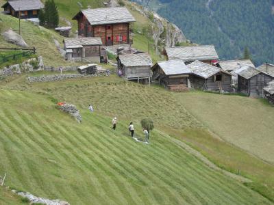 Randonnée Chamonix-Zermatt : Jungu, village de montagne perché au dessus de Saint-Nicklaus