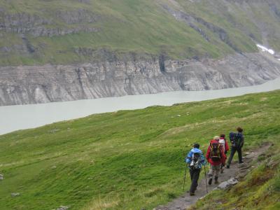 Le long du lac des Dix : raid Chamonix-Zermatt à pieds